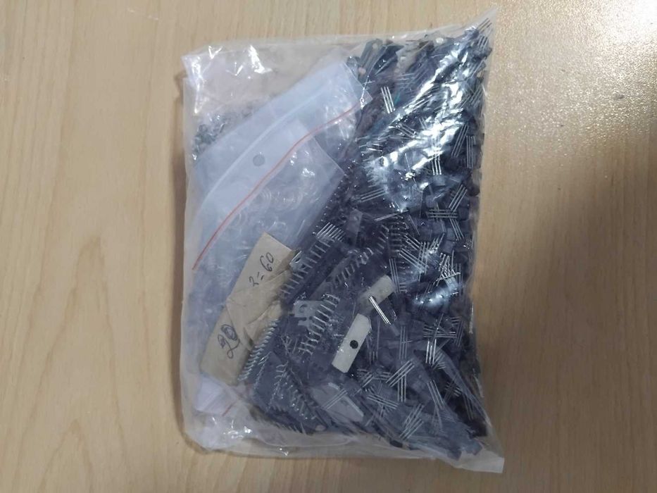 Лот електронни компоненти