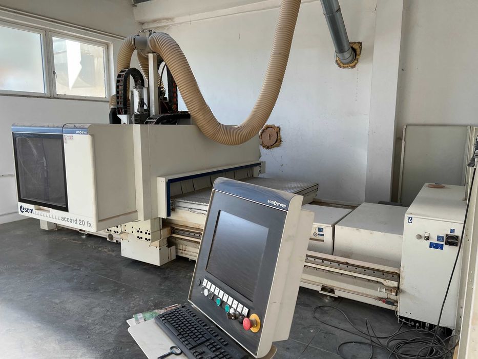 CNC lemn SCM Accord 20 FX (2014) – 4 axe, 2 pompe vacuum, stare excelentă