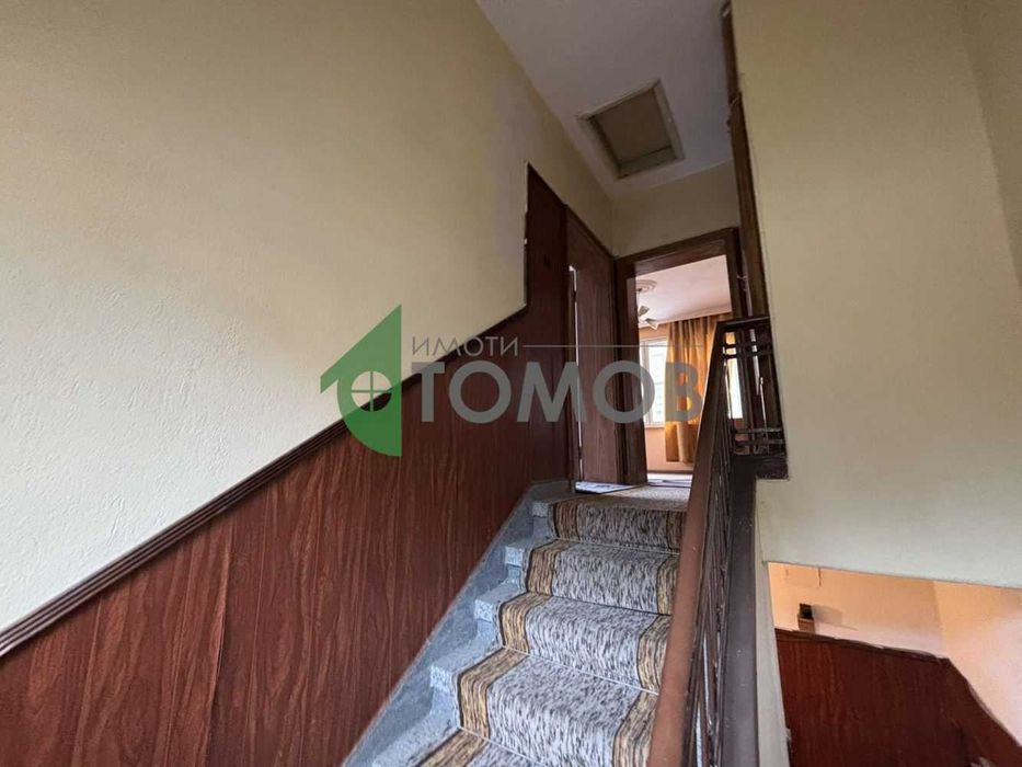 Монолитна къща с двор и гараж в град Чирпан