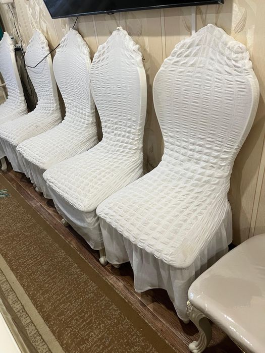 Продам стол и стулья для гостинной