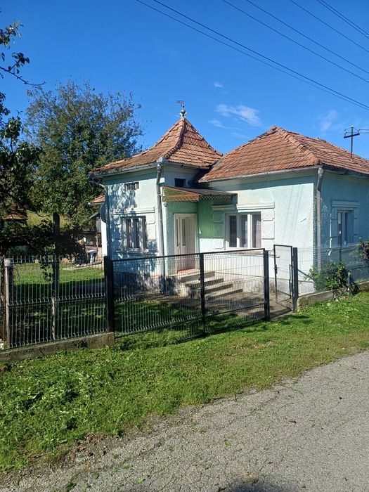 Casa de vanzare la tara