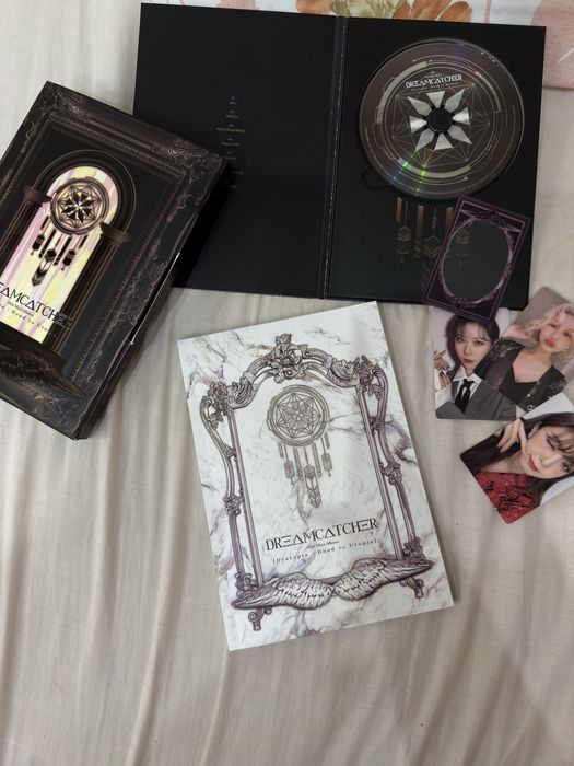 Продавам нов мини албум на DreamCatcher – „Road to Utopia“ (розов)