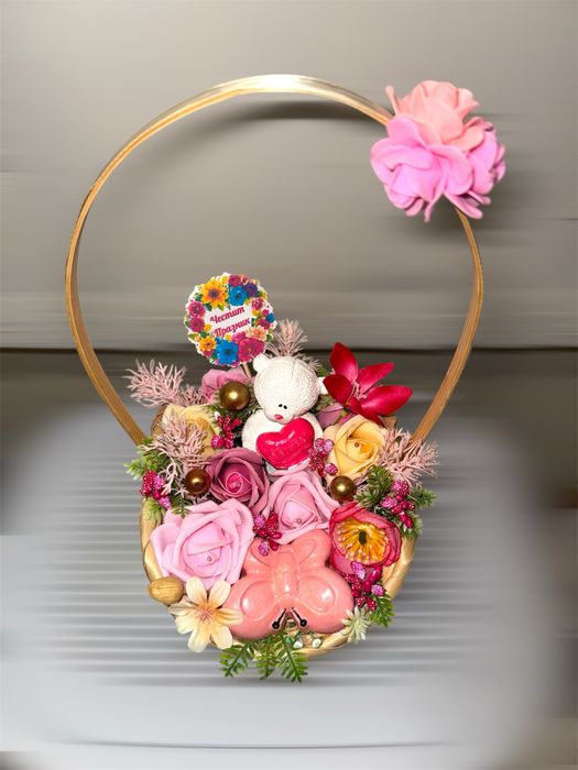 Аранжирани Кошници с цветя и керамични фигури