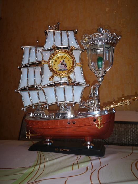 ПАРУСНИК. . Часы. Светильник.