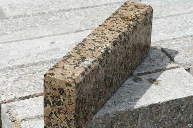 Гранитный бордюр, поребрик.