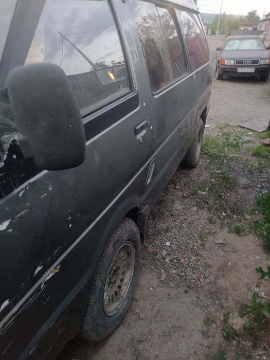 Автомобиль нисан