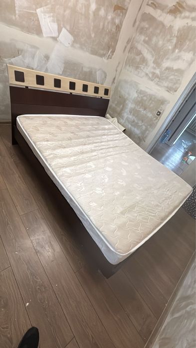Шкаф с кроватью и матрасом