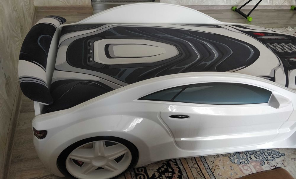 Детская кровать машина