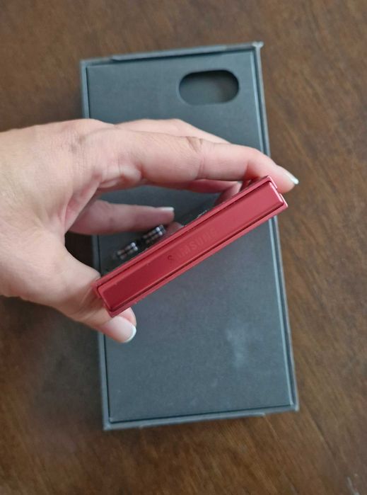 Samsung Z Flip 7 coral red