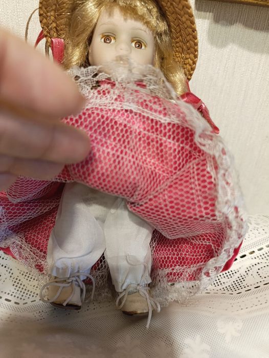 Кукла фарфоровая.