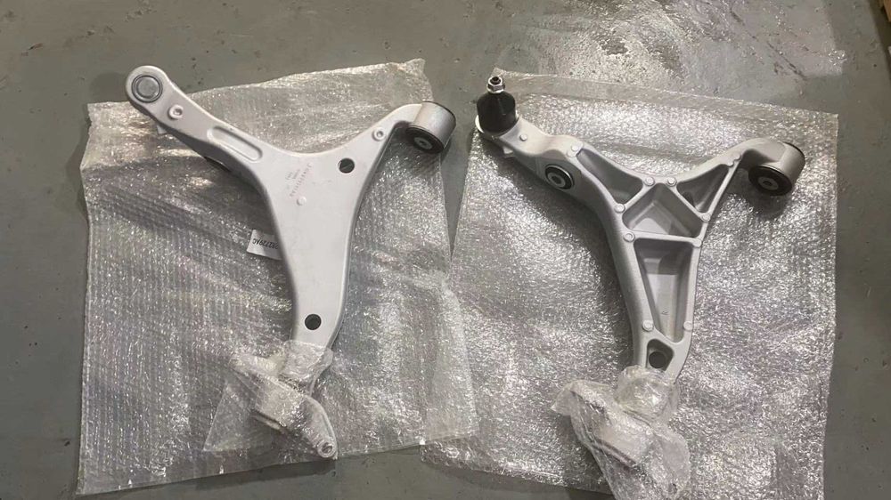 Носачи за GRAND CHEROKEE WK2 DODGE DURANGO  68282729AC носач алуминиев