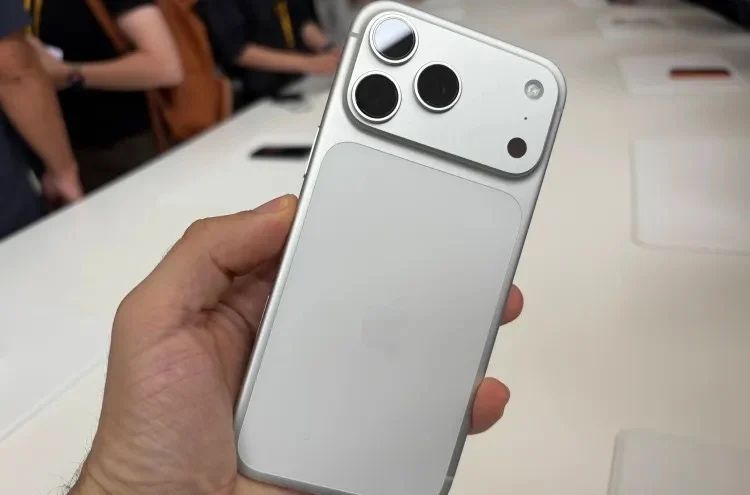 Iphone 17 pro max Silver 256 gb sim+e sim Имейкадан утган иккала сим