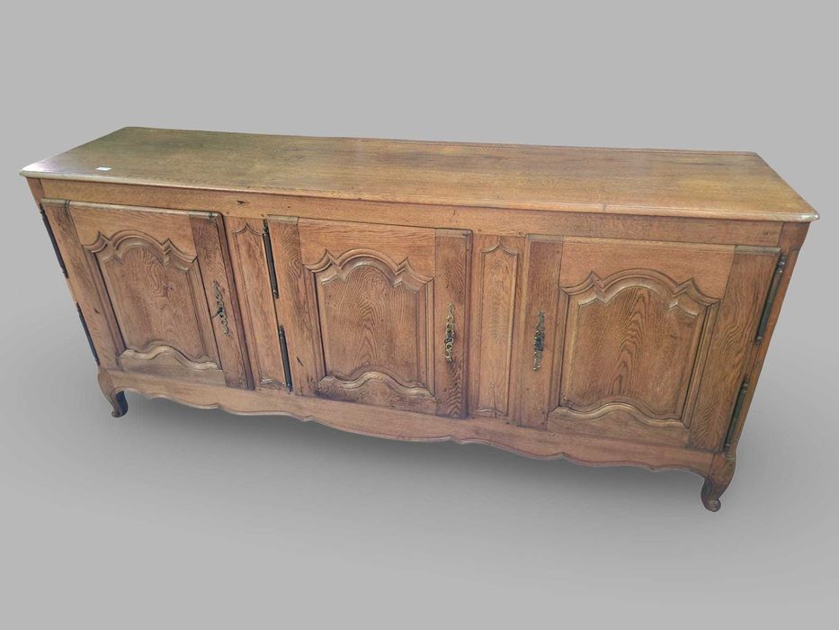 Контрабюфет дресоар изработен изцяло от дъб на три крила