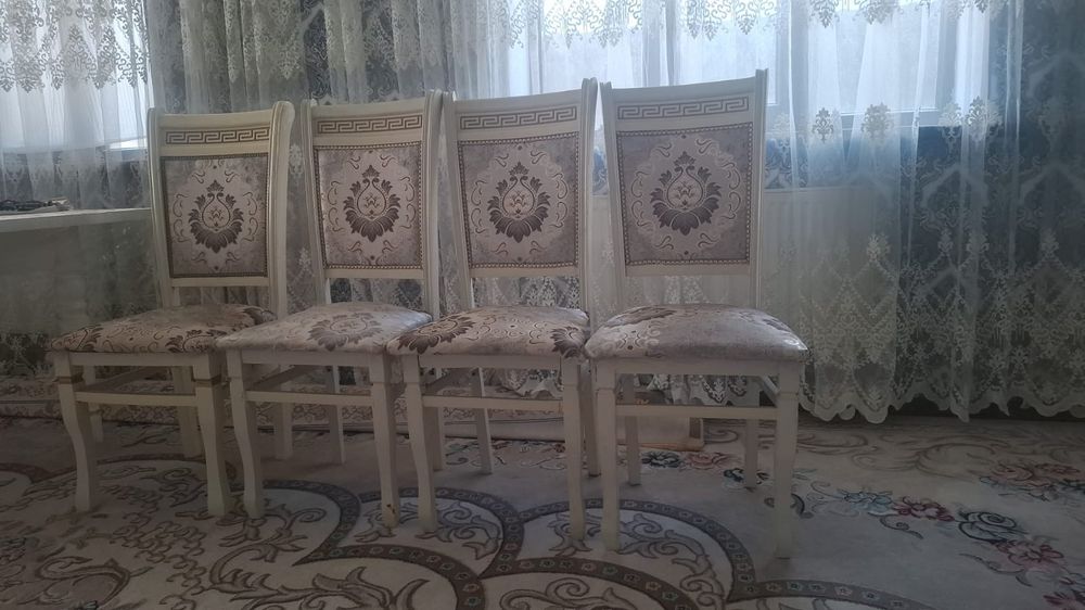 Стуля белые деревянные