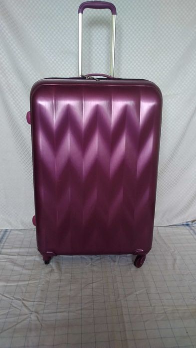 Голям твърд куфар с колелца и телескопична дръжка