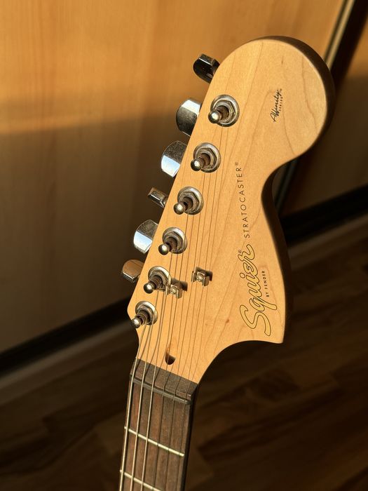 Электрогитара Squier со стойкой