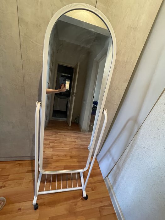 Зеркало на колесиках