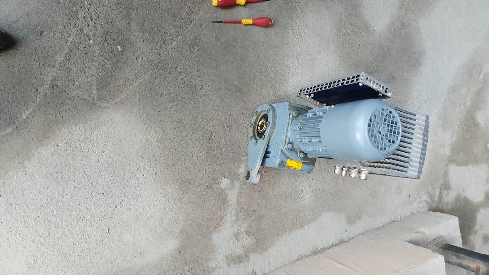 Мотор редуктором, инвертором и томозном сопротивлением