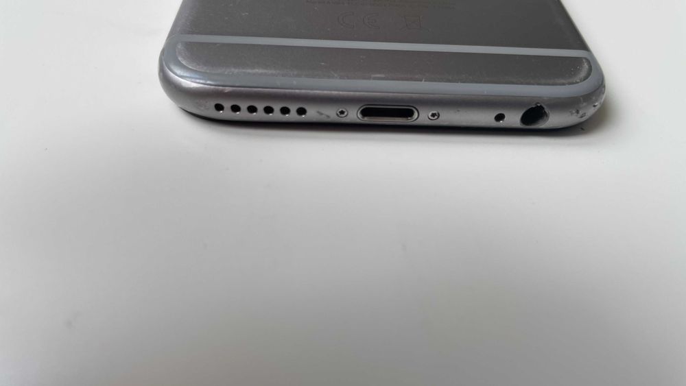 iphone 6s, working 100% battery in excellent condition, collectable