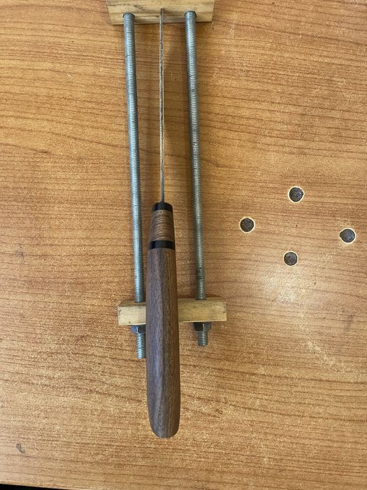 Продавам нож ръчна изработка от стомана 65 г