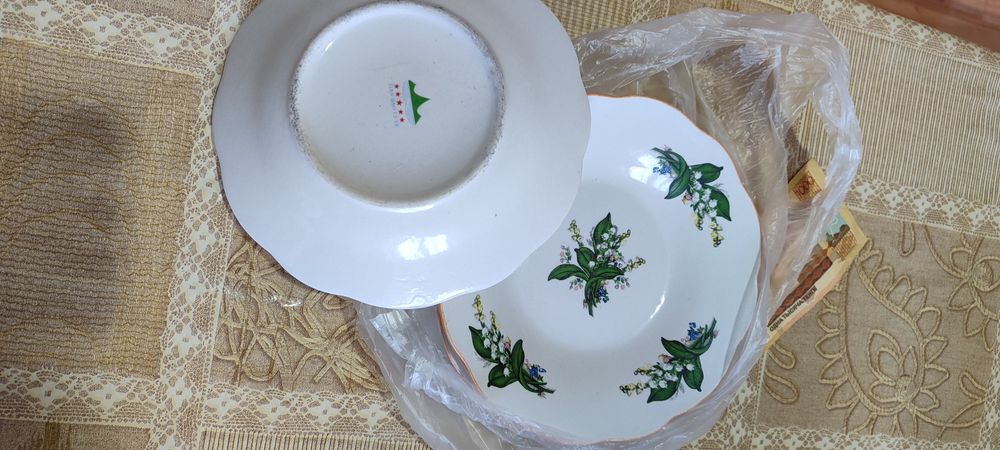 Тарелки виниажные и блюдца