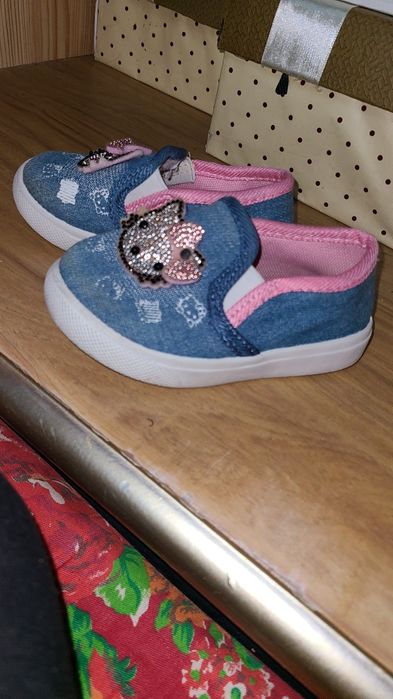 Qizlar uchun oyoq kiyim