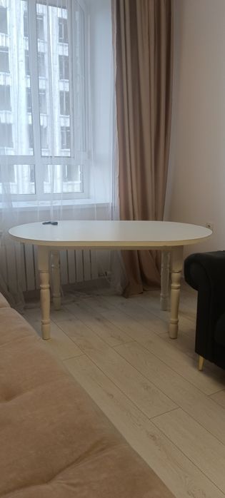 Продам стол  белого цвета