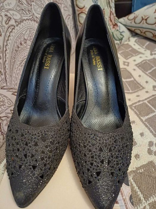 Продам туфли . одевались пару раз, черные.