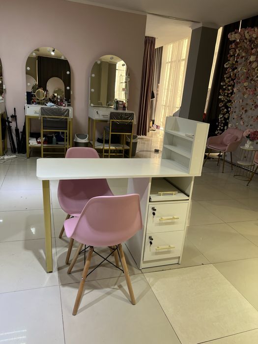 Сдается в аренду маникюрный стол