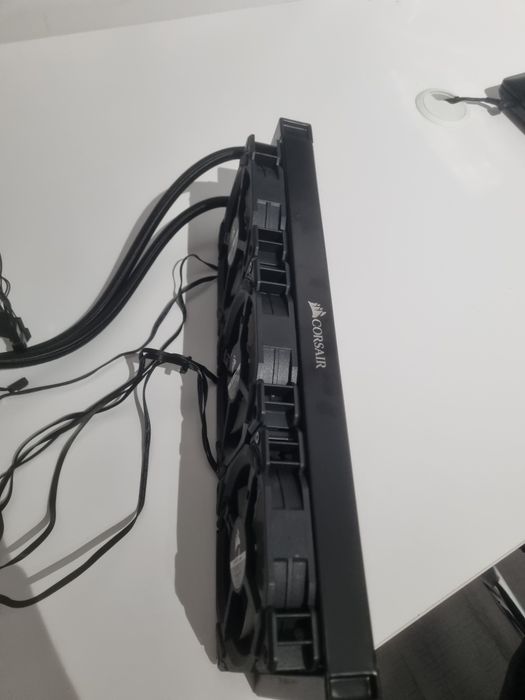 Carcasa NZXT H7 + Cooler Corsair H150i
