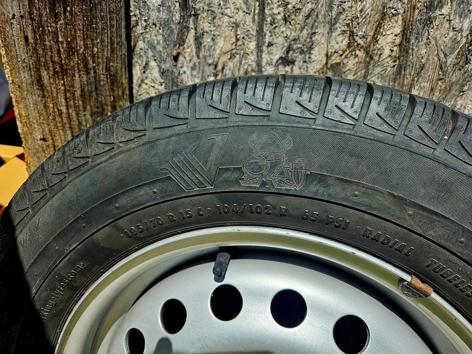 Vând cauciucuri Volkswagen T4.