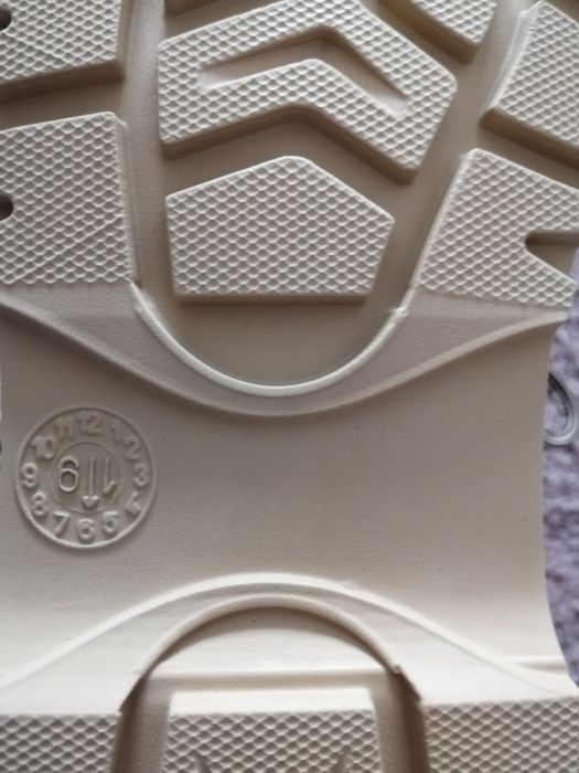 Bocanci noi, în cutie 150 perechea.Disponibile 2 perechi.