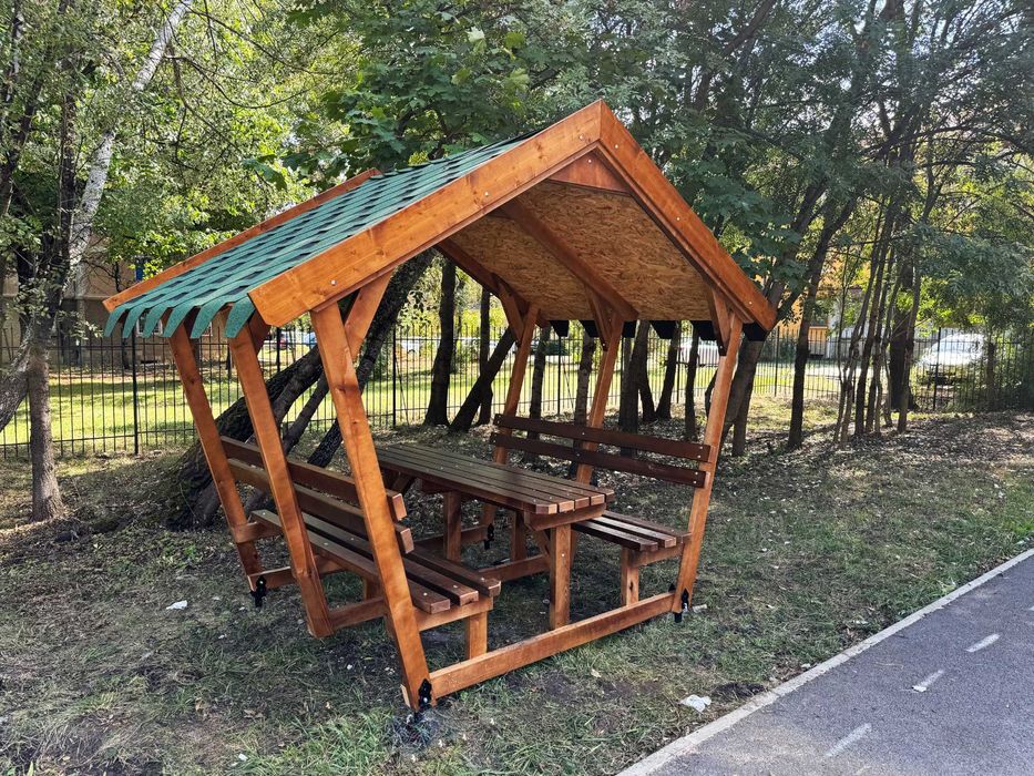 Дървена беседка, навес, къщичка