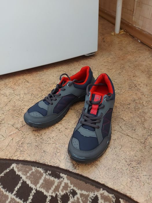 Кроссовки женские