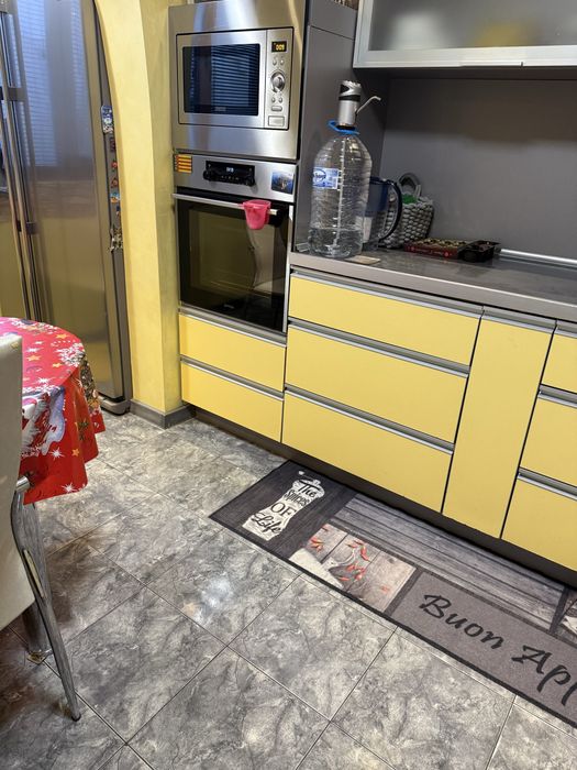 Кухня жълто и  сиво