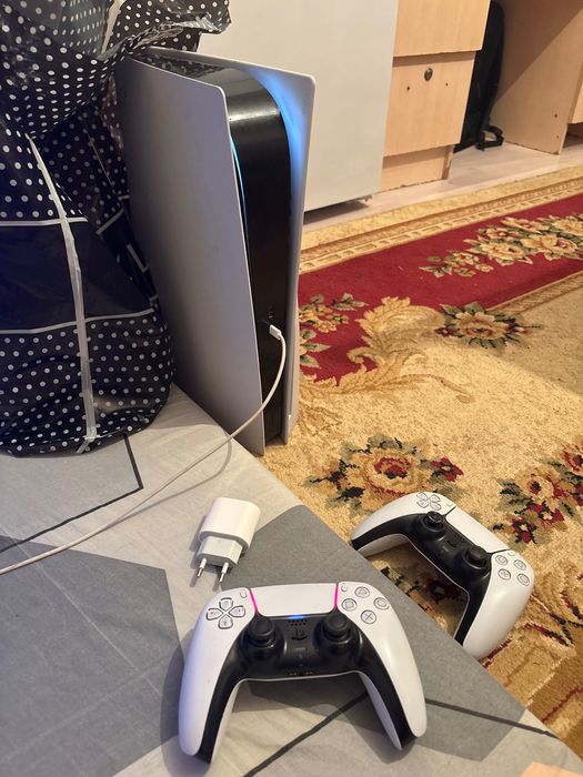 PS5 Slim 1 TB 2 джойстик