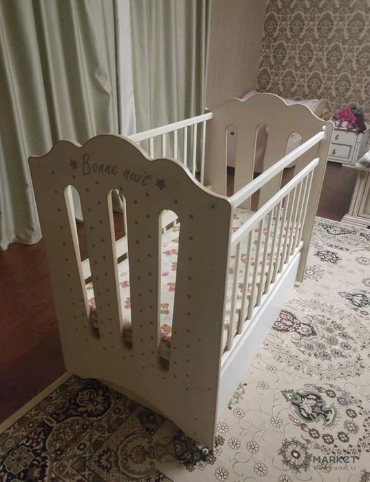 Детская кроватка с маятником, бортики и матрас