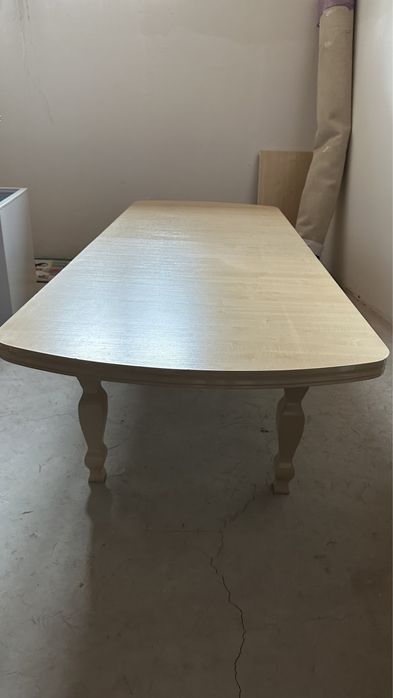 деревянный стол.