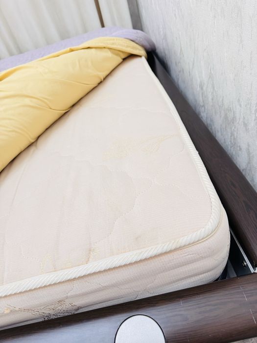 Продам кровать 180*210 с матрасом.
