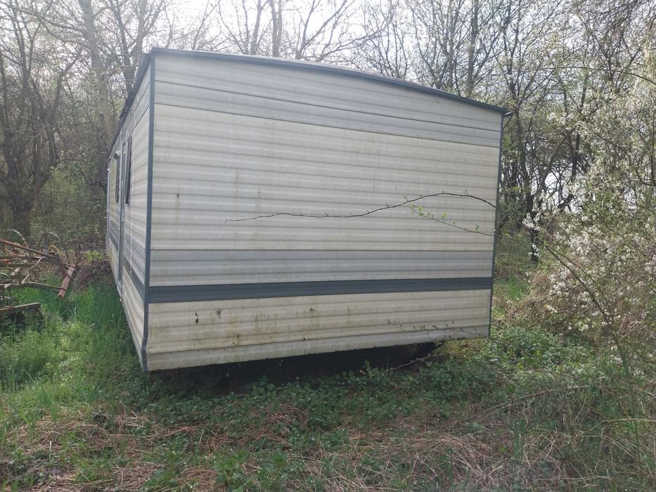 Casa mobila cu doua camere, living bucatarie, echipat cu baie si bicatarie 220 V si aragaz