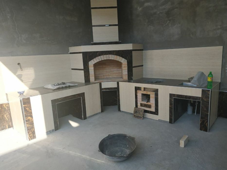 Команда мастеров строит летние кухни, барбекю, очаги