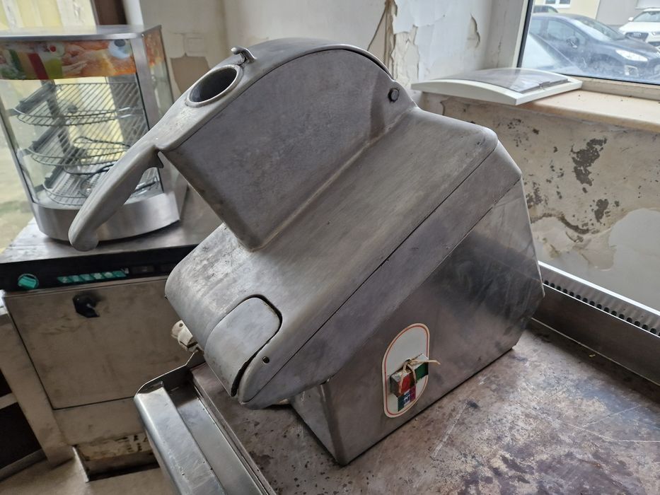 Friteuza inox, chiuveta, robot legume, vitrina calda