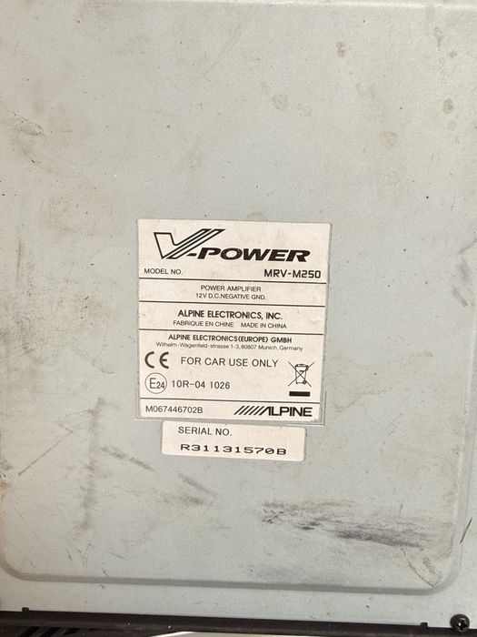 Se vinde subwoofer Alpine + amplificator