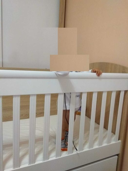 Продавам бебешко легло с люлеещ механизъм