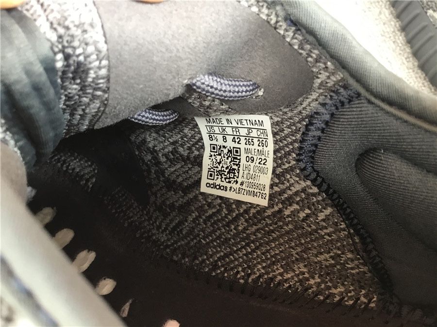 Yeezy 350 v2 Dark Salt premium