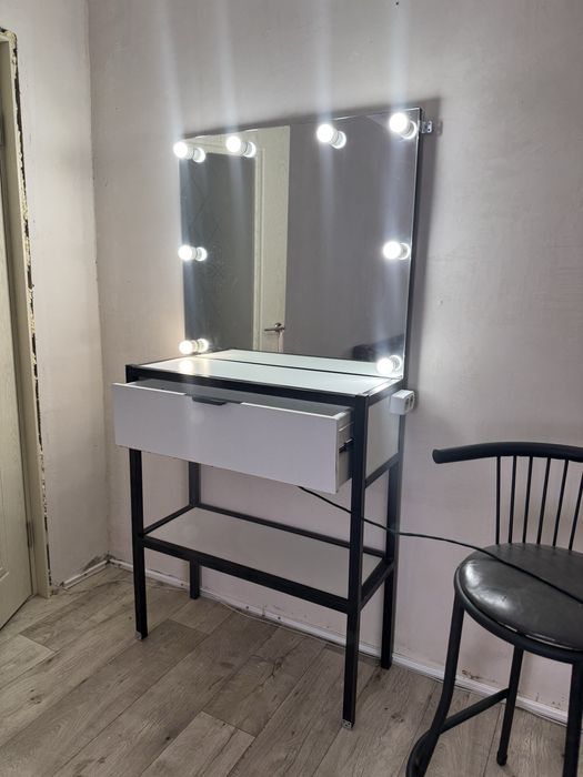 Продам стол с зеркалом