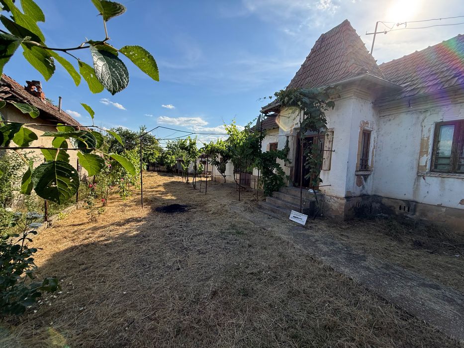 Vând casă în Comuna Giubega