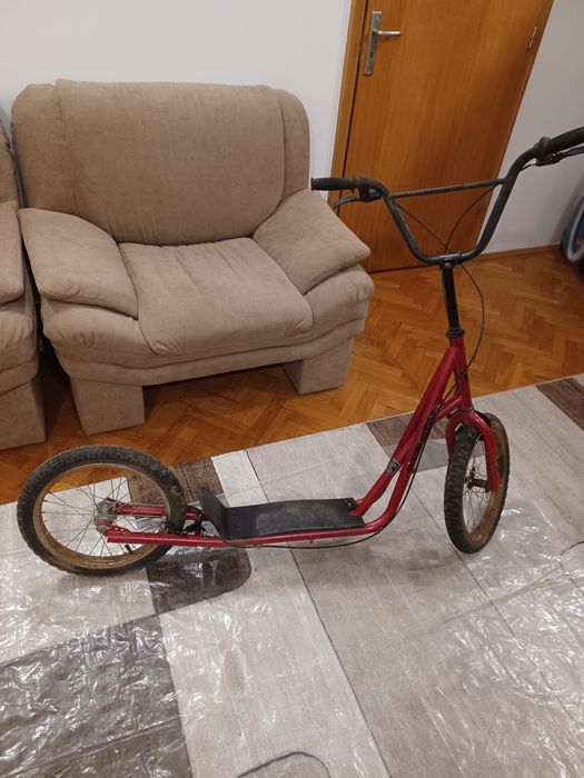 Trotineta ieftină cu roți mari