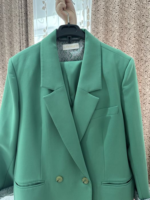 Брючный костьюм в зеленом свете