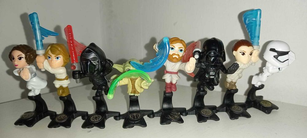 Vând jucării ou kinder STAR WARS